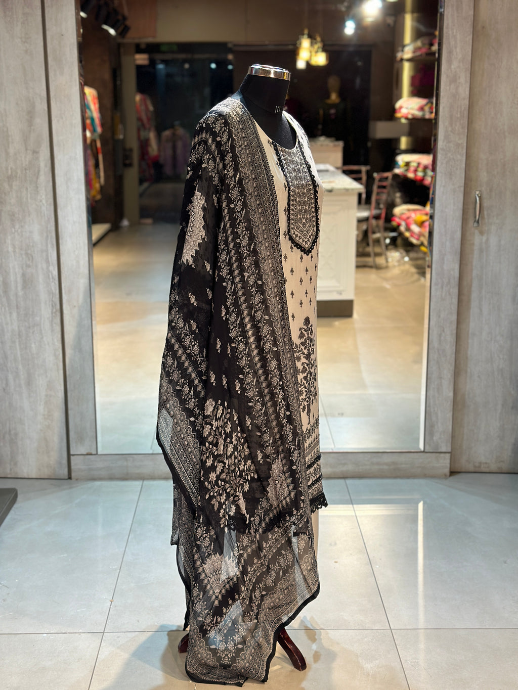 PAKISTANI STYLE SUIT SET