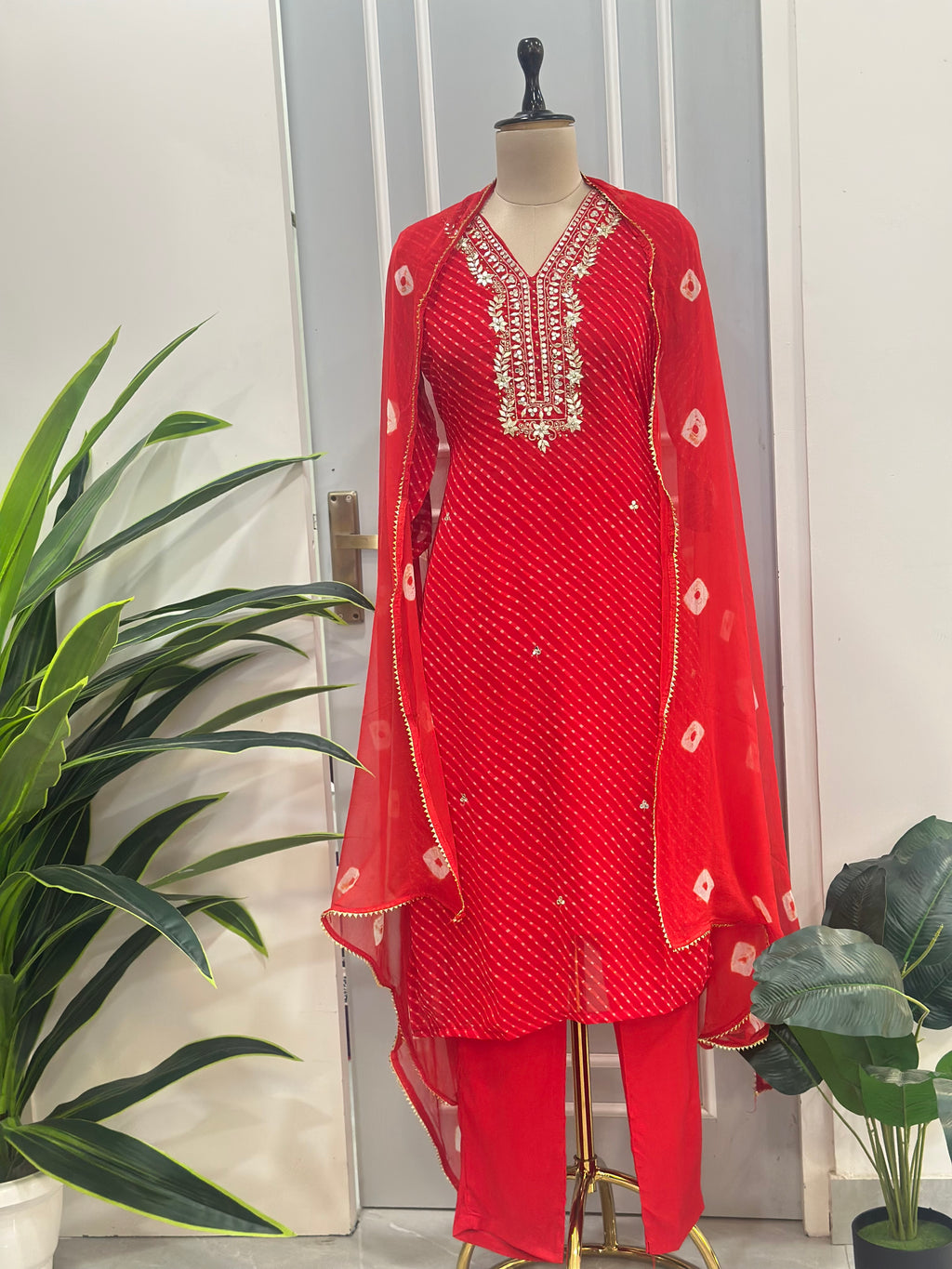 🌸Elegant Leheriya Handwork Kurta Pant Dupatta Set🌸