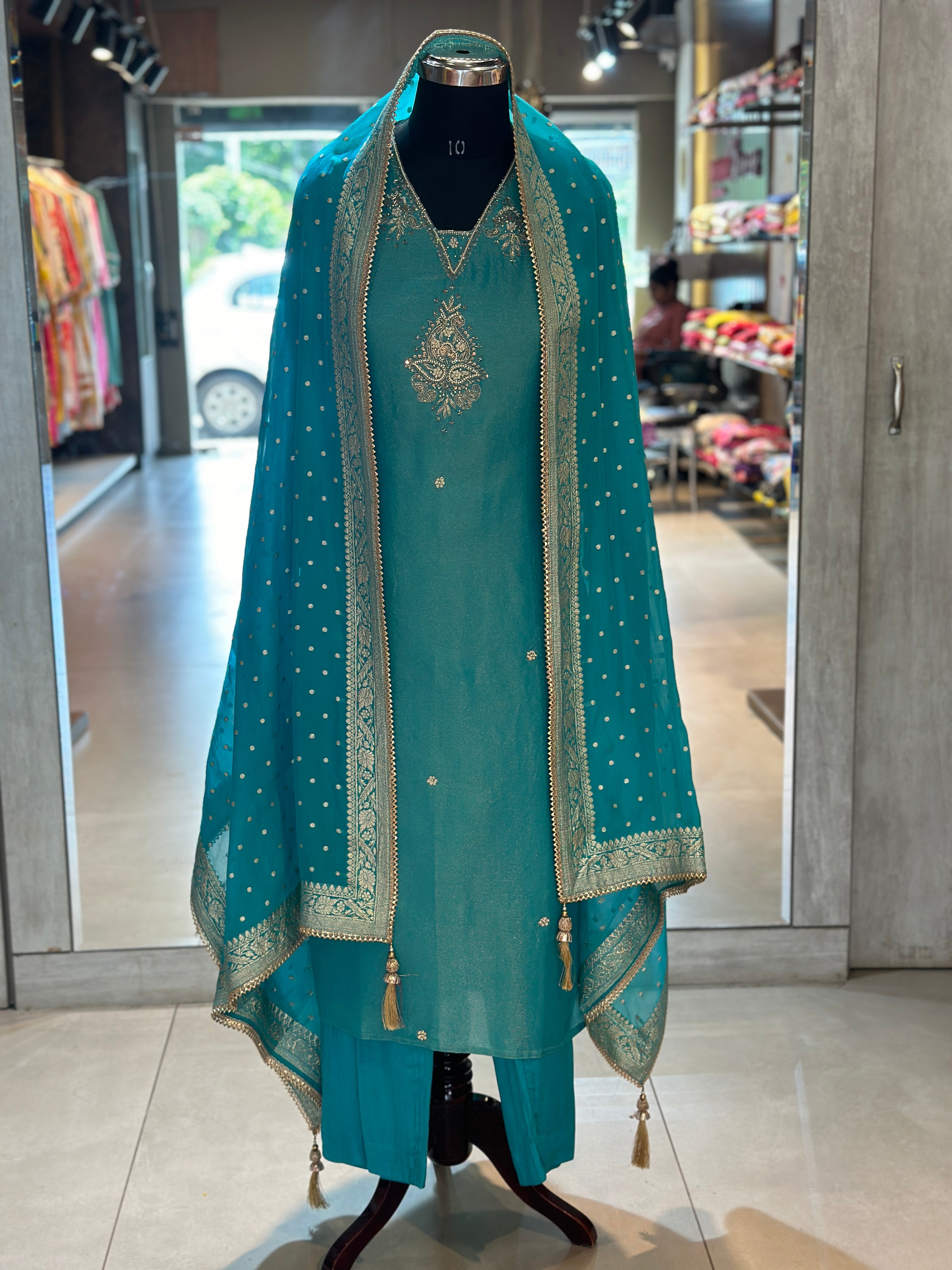 PURE TISSUE HANDWORK SUIT SET