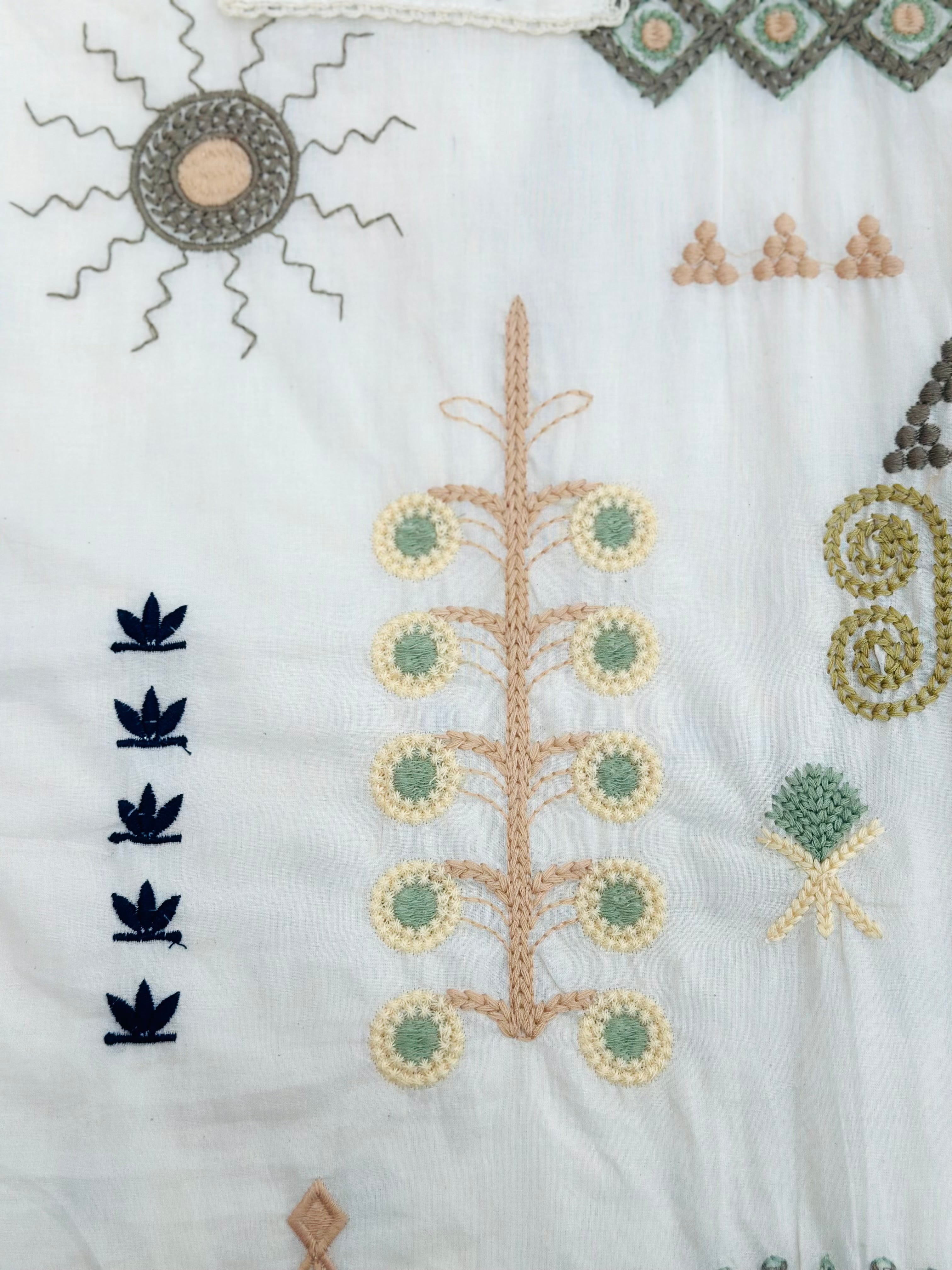 Classic Thread Embroidered Suit Set (Unstitched)