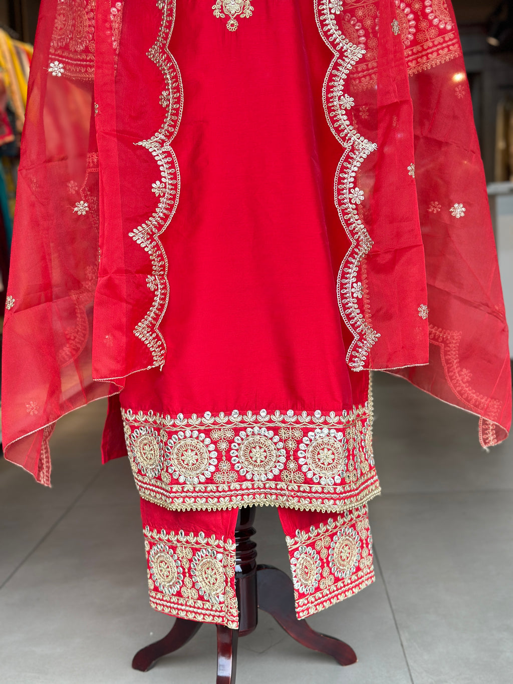 STRAIGHT SUIT SET IN ZARI WORK