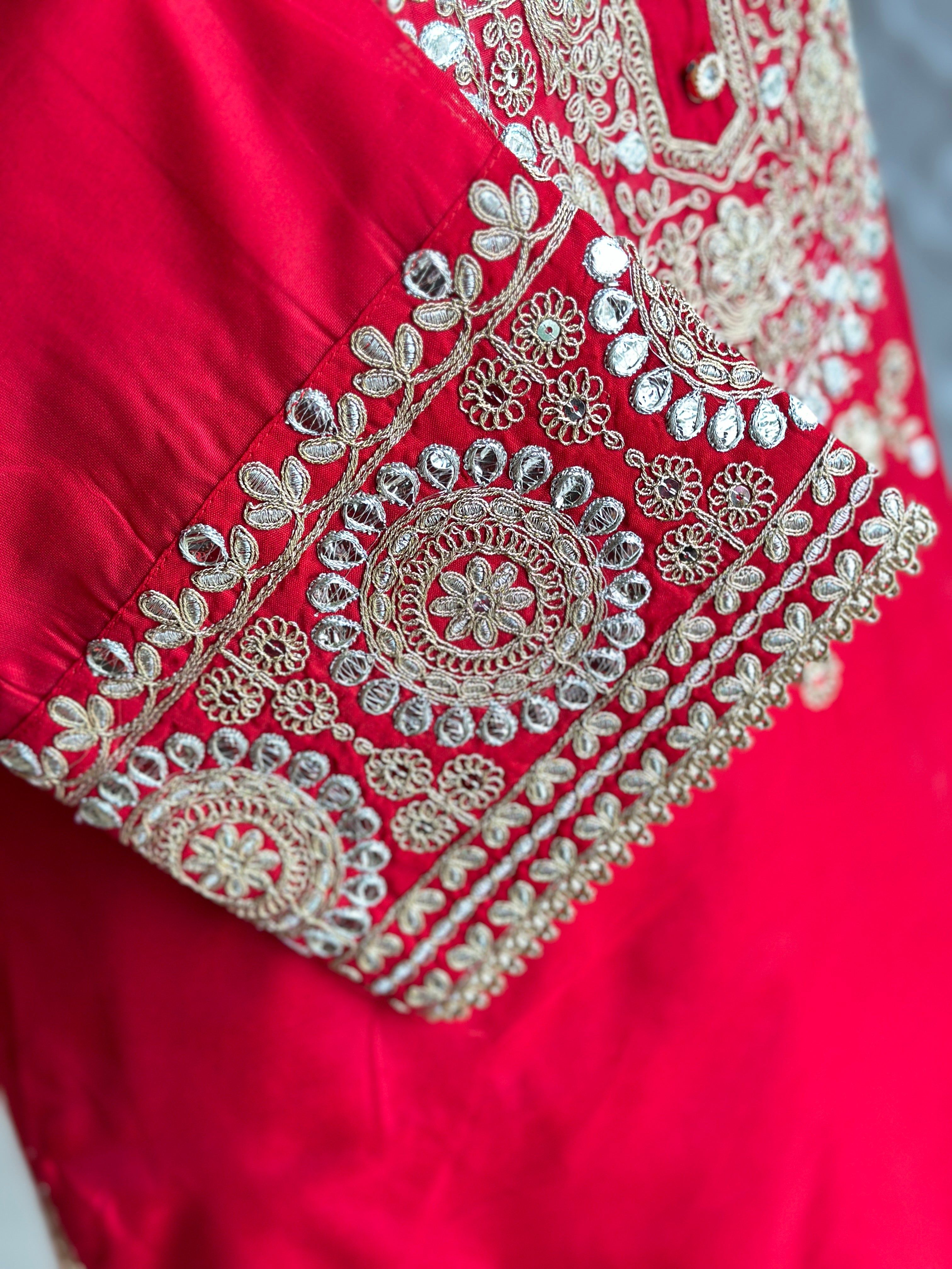 STRAIGHT SUIT SET IN ZARI WORK
