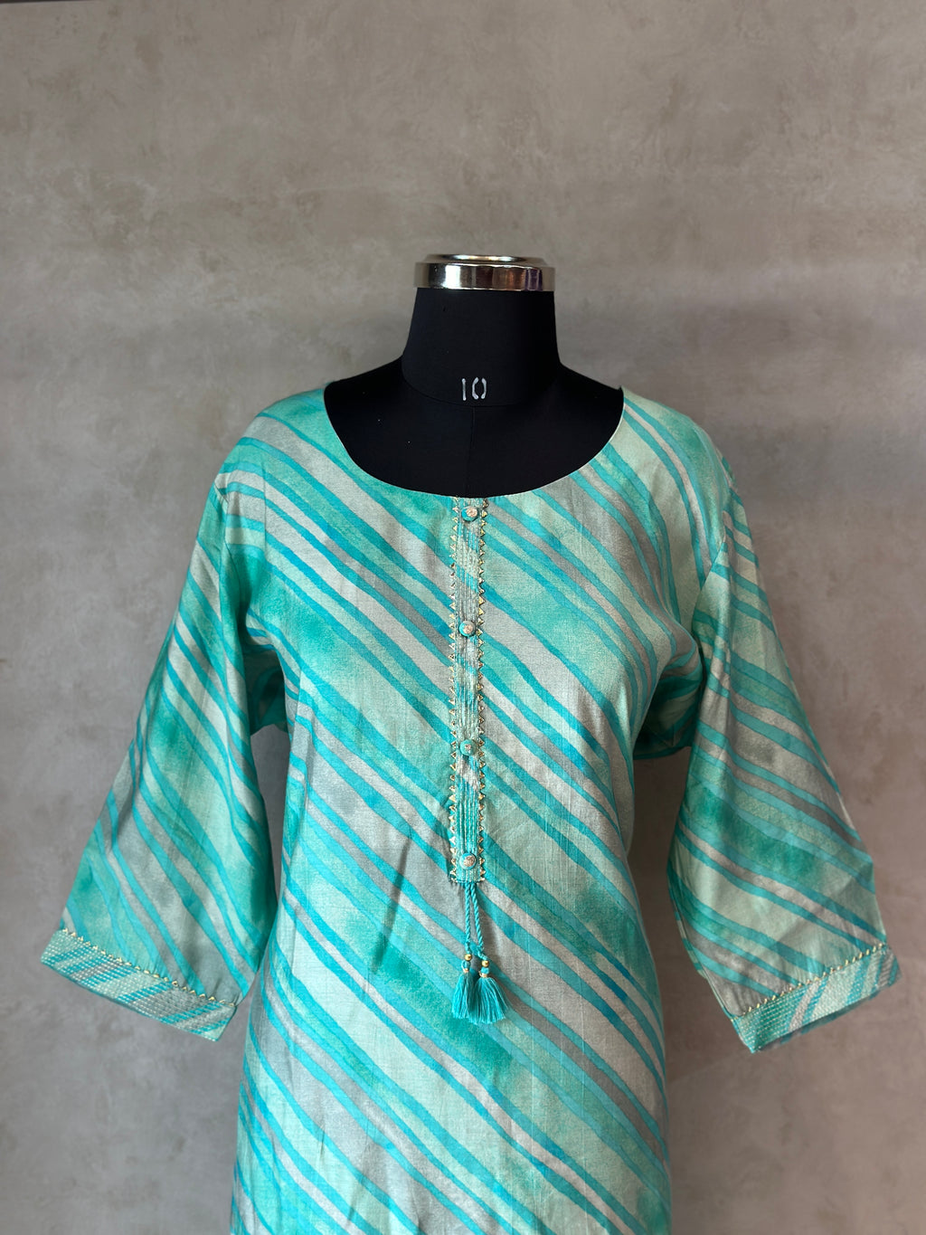 BEAUTIFUL KURTI IN LAHARIYA