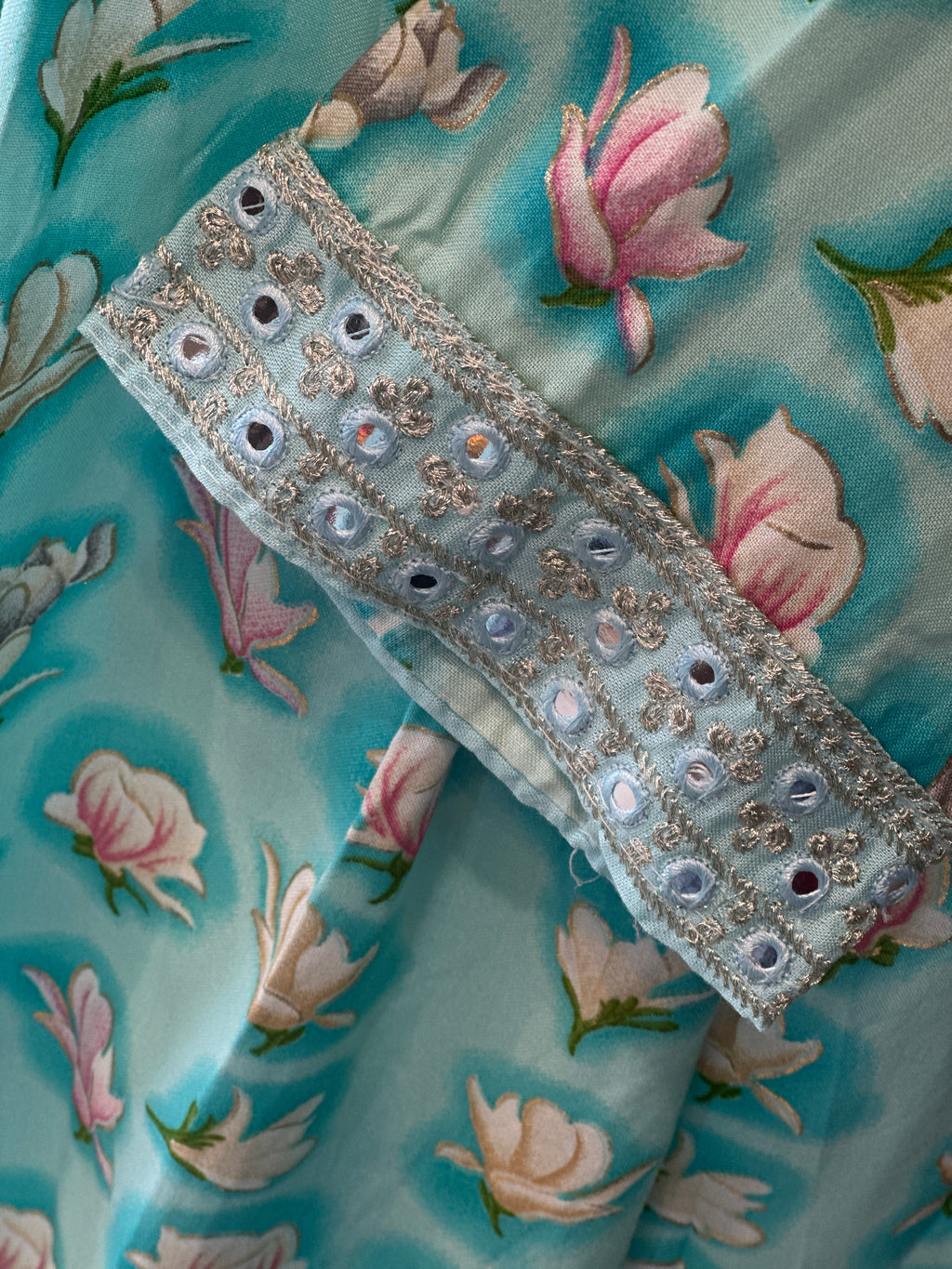 THREE PIECES ALIA SUIT SET DETAILING