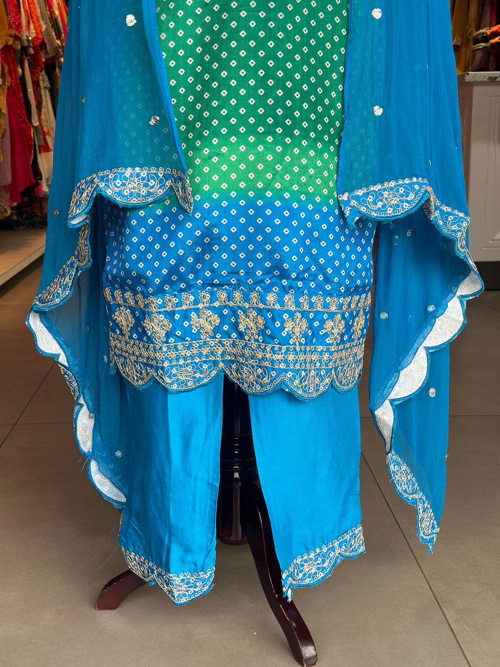 STRAIGHT BHANDEJ SUIT SET