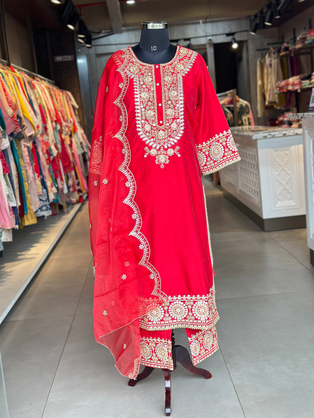 STRAIGHT SUIT SET IN ZARI WORK
