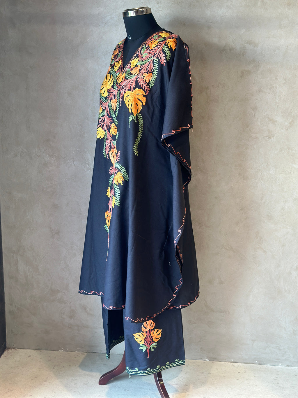 KAFTAN IN HEAVY EMBROIDERED