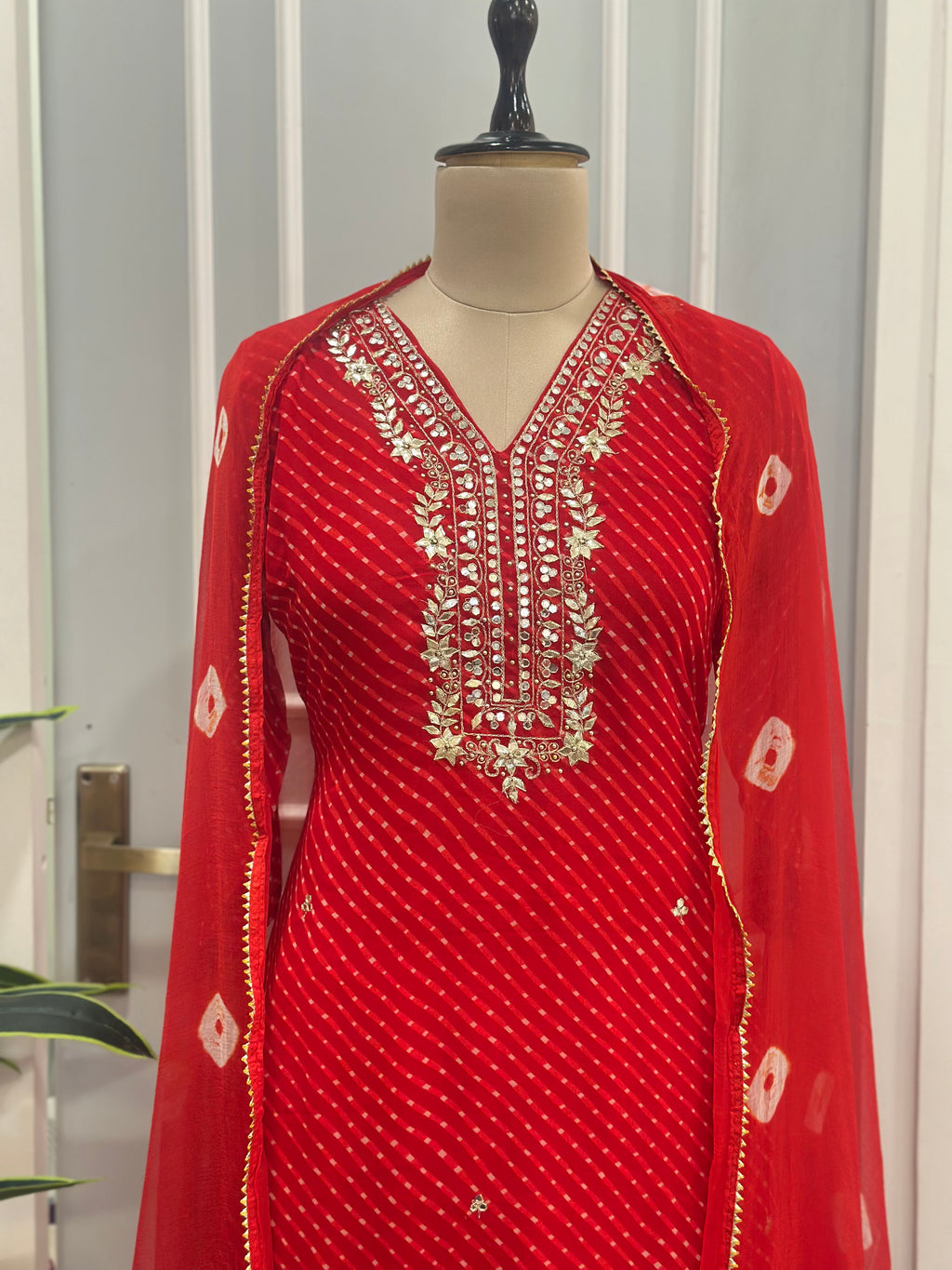 🌸Elegant Leheriya Handwork Kurta Pant Dupatta Set🌸