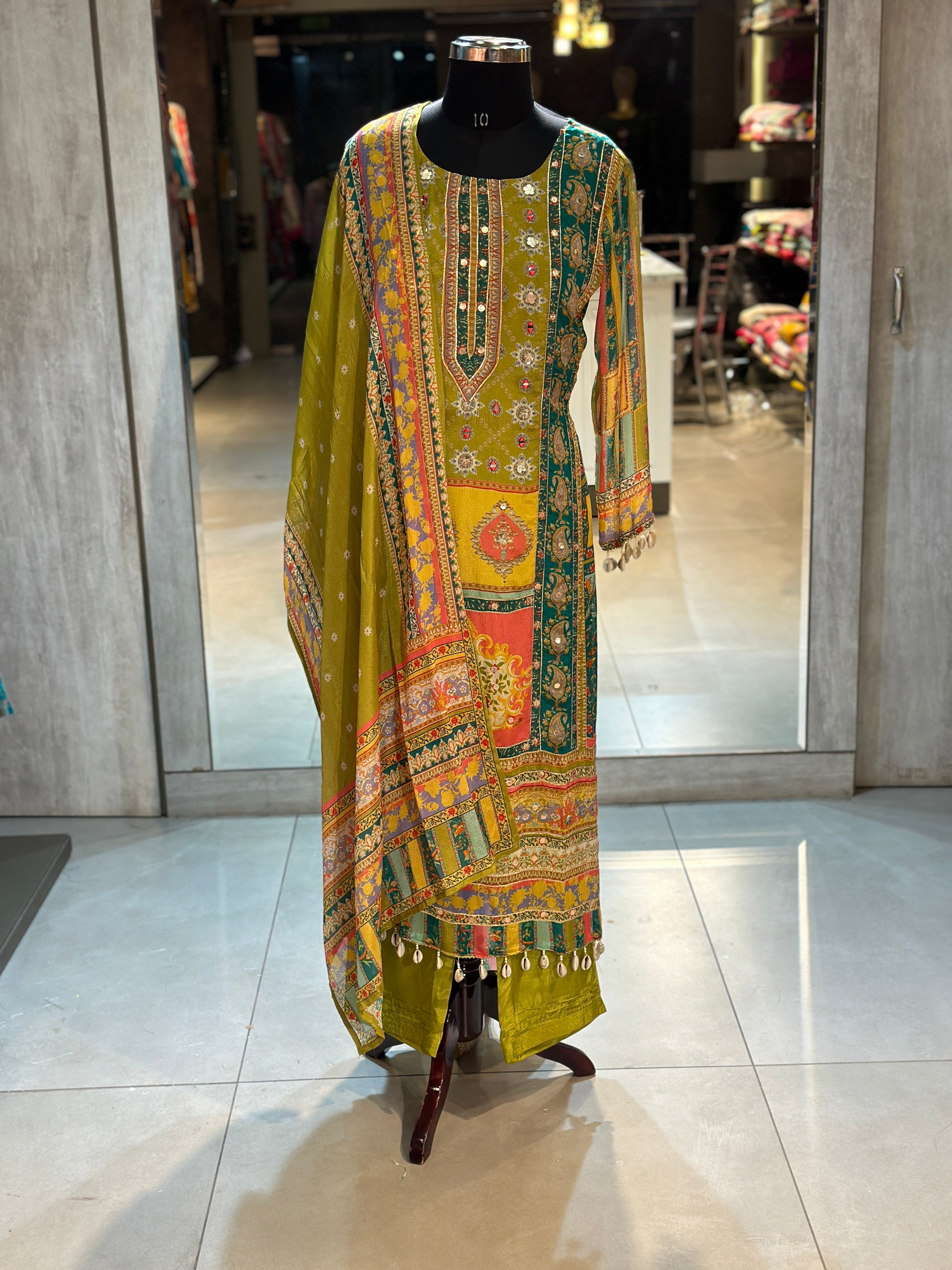 PAKISTANI STYLE SUIT SET