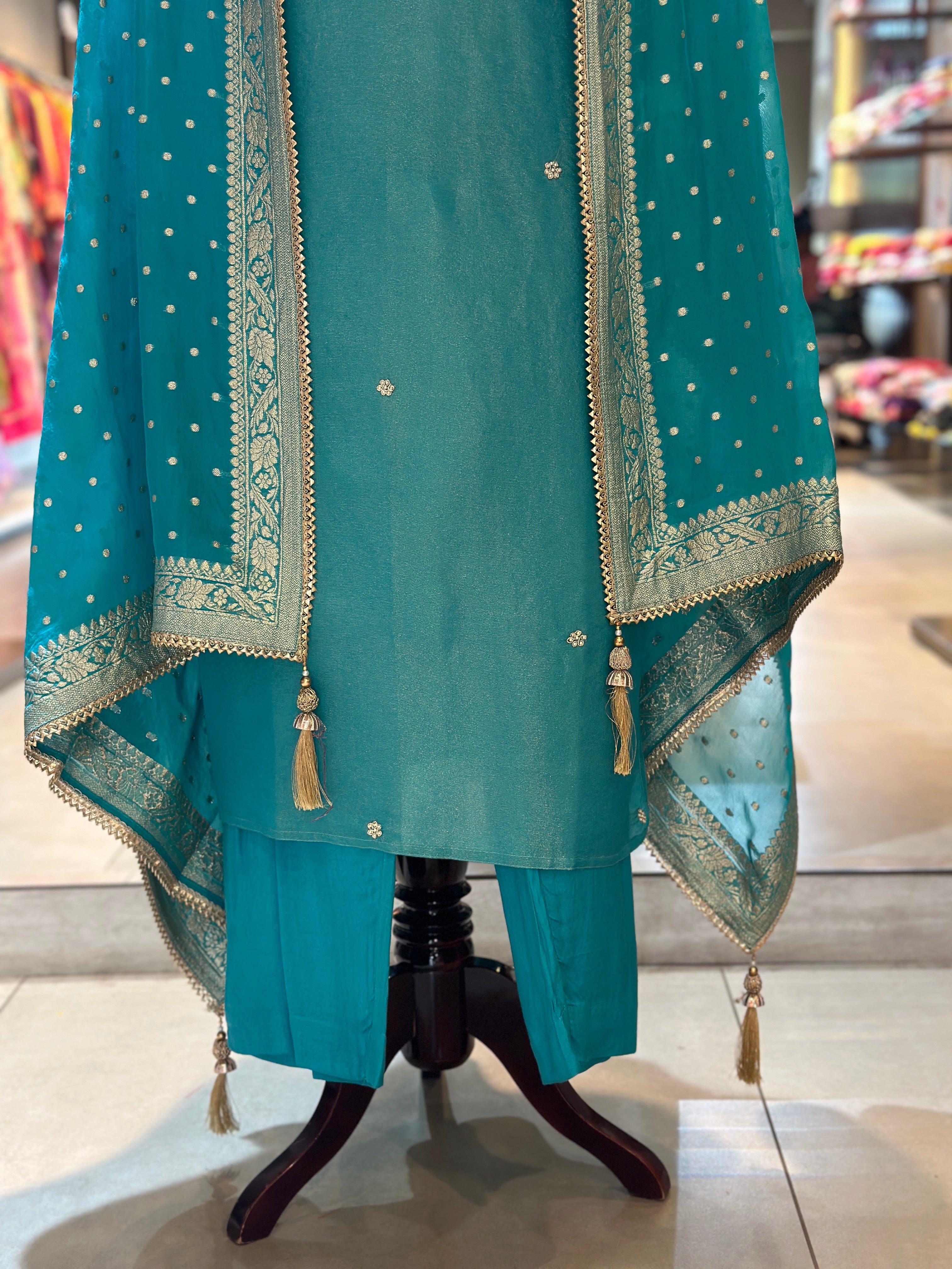 PURE TISSUE HANDWORK SUIT SET