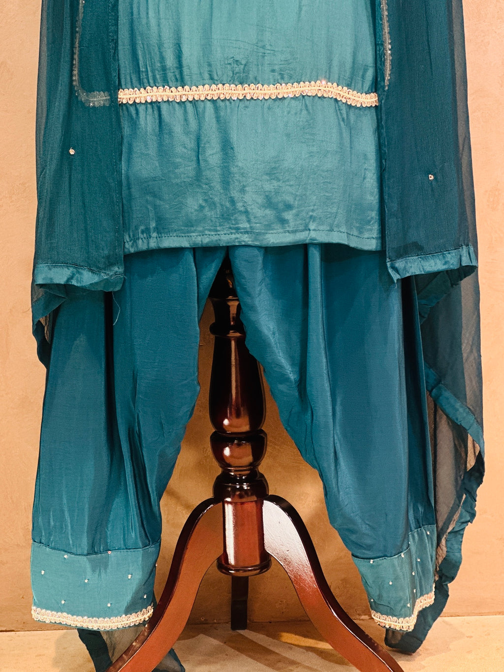 BEAUTIFUL HANDWORK SUIT SET