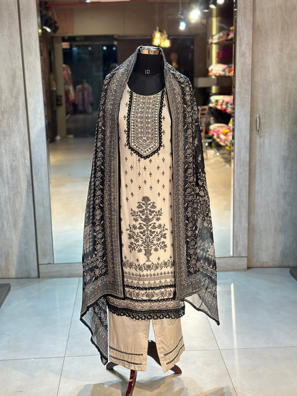 PAKISTANI STYLE SUIT SET