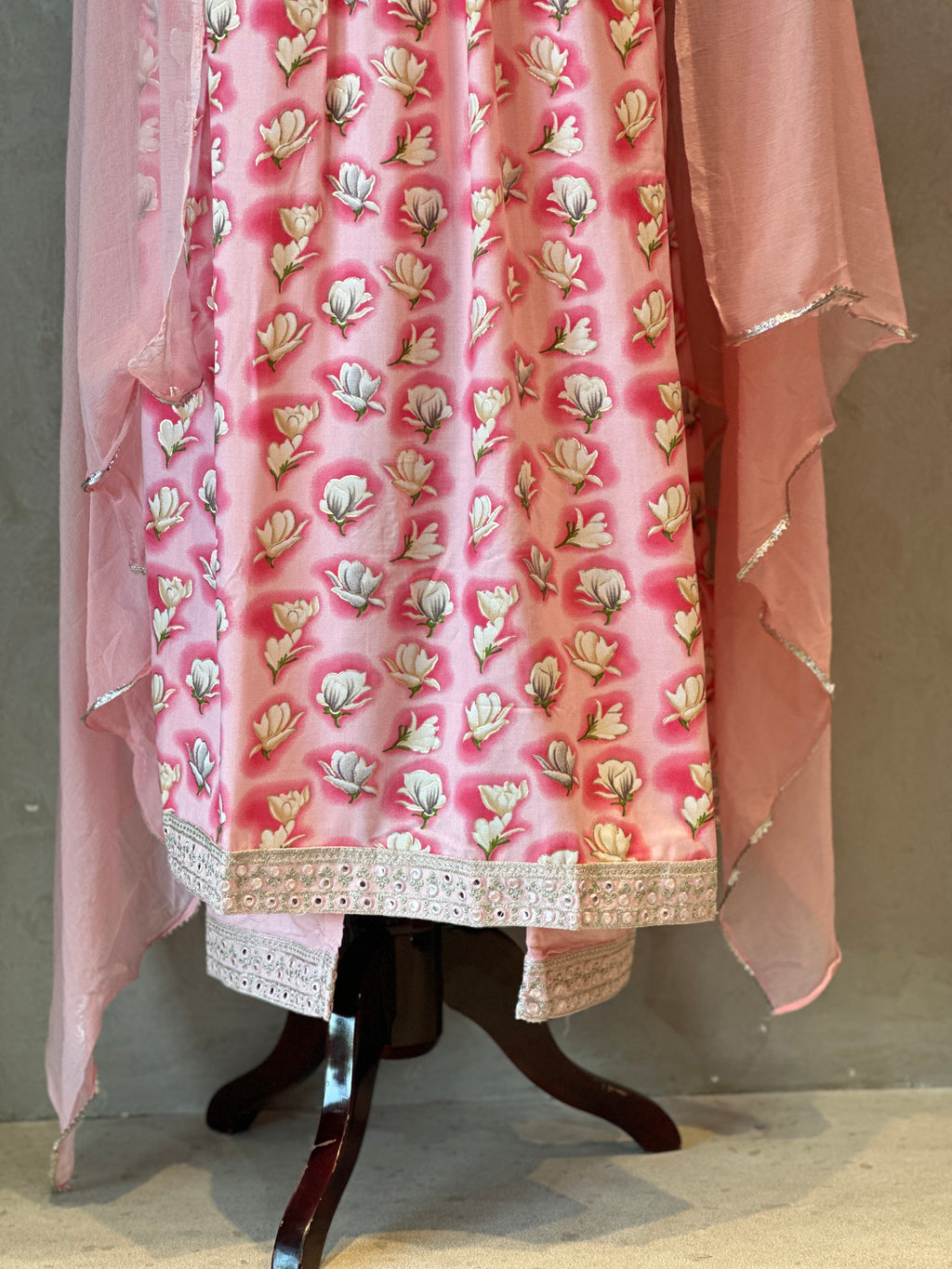 THREE PIECES ALIA SUIT SET DETAILING