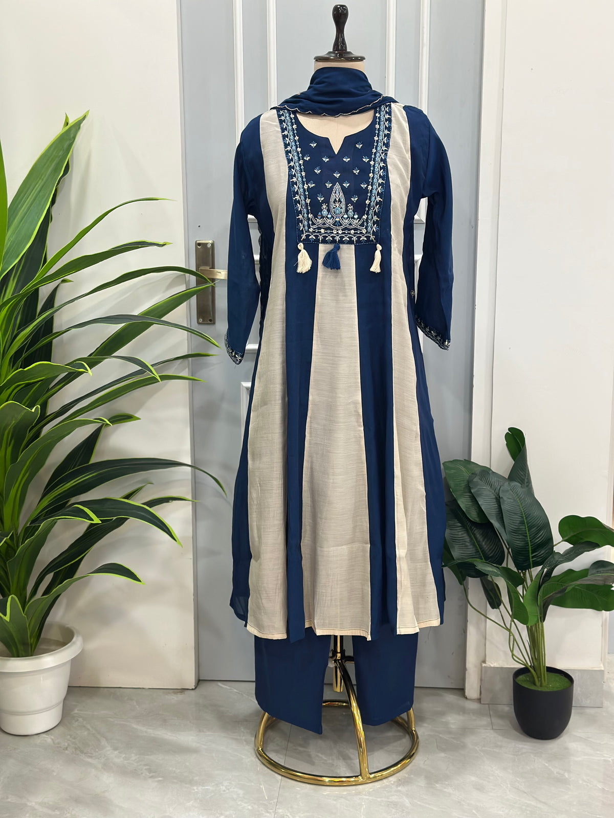 Elegant Embroidered Three-Piece Suit Set