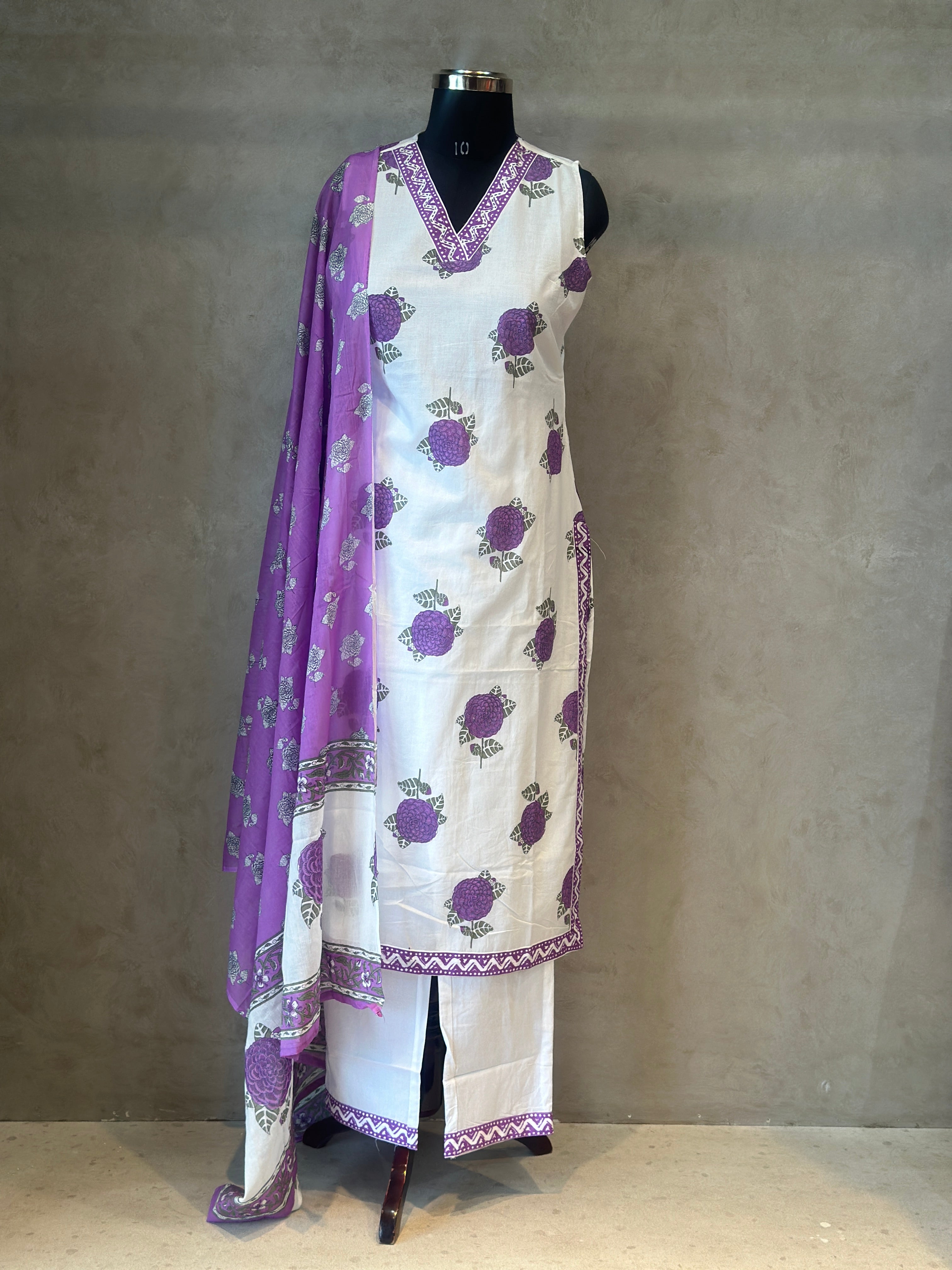 TRENDY HANDBLOCK SUIT SET