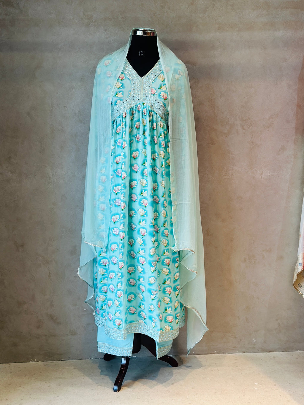 THREE PIECES ALIA SUIT SET DETAILING