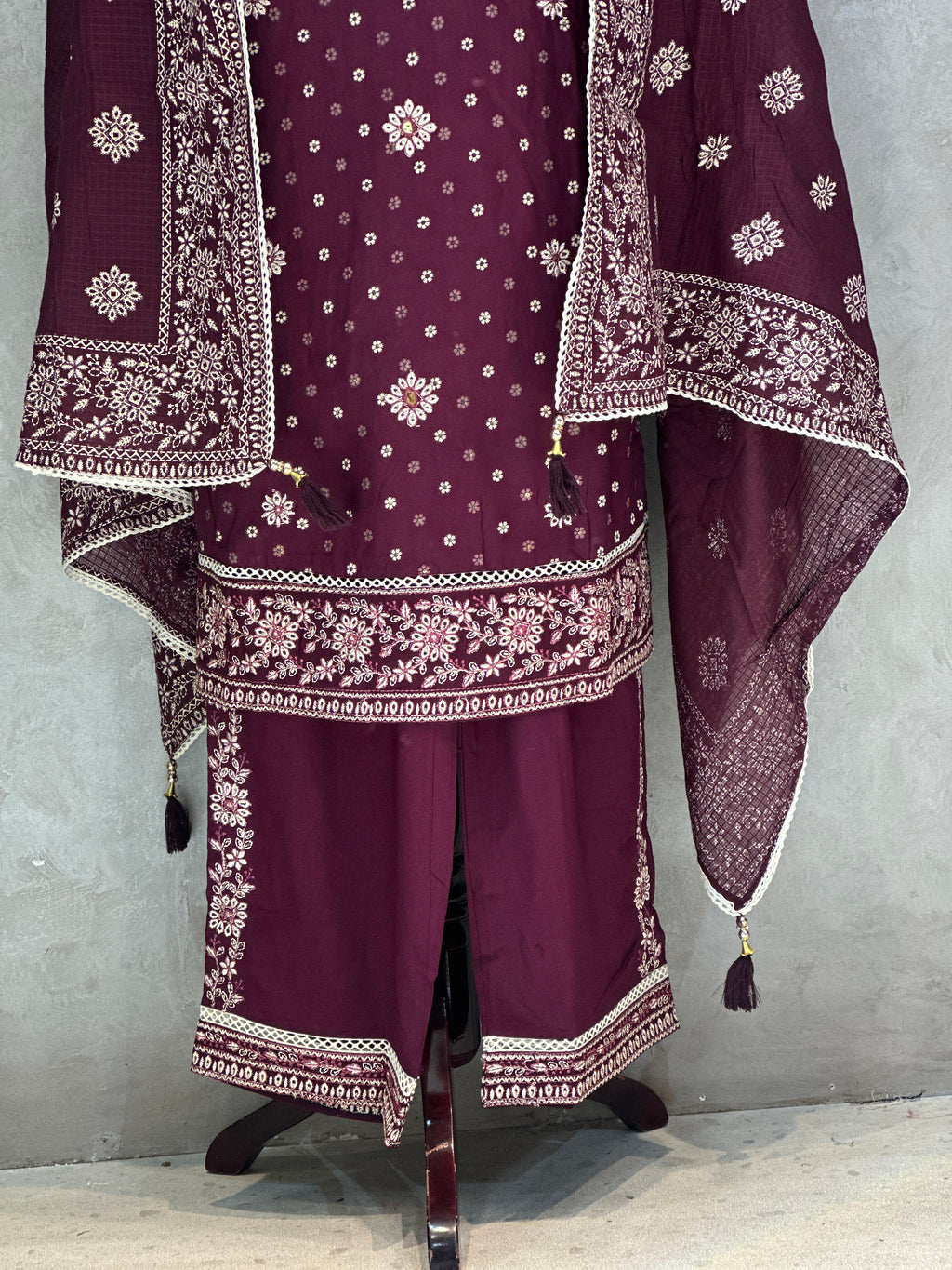 EMBROIDERED SUIT SET