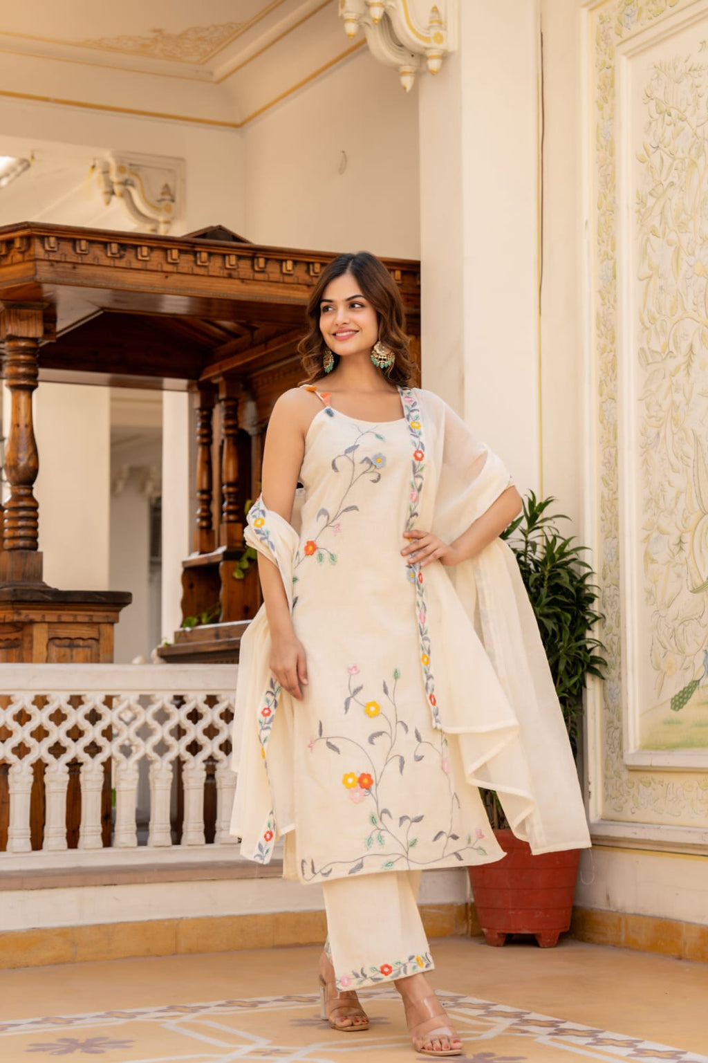 BEAUTIFUL EMBROIDERED SUIT SET