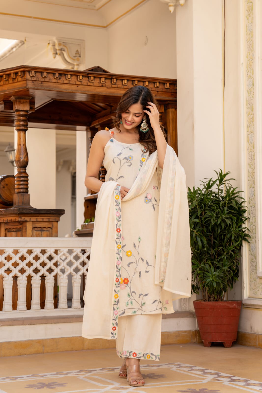 BEAUTIFUL EMBROIDERED SUIT SET