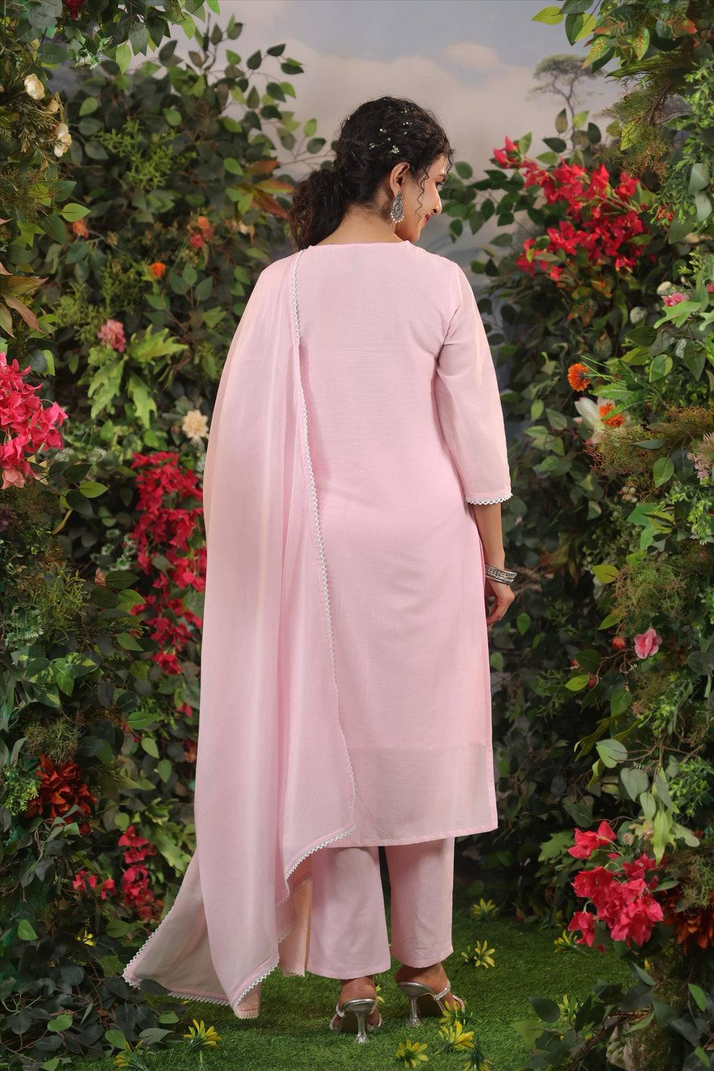 MUL COTTON SUIT IN THREAD EMBROIDERY