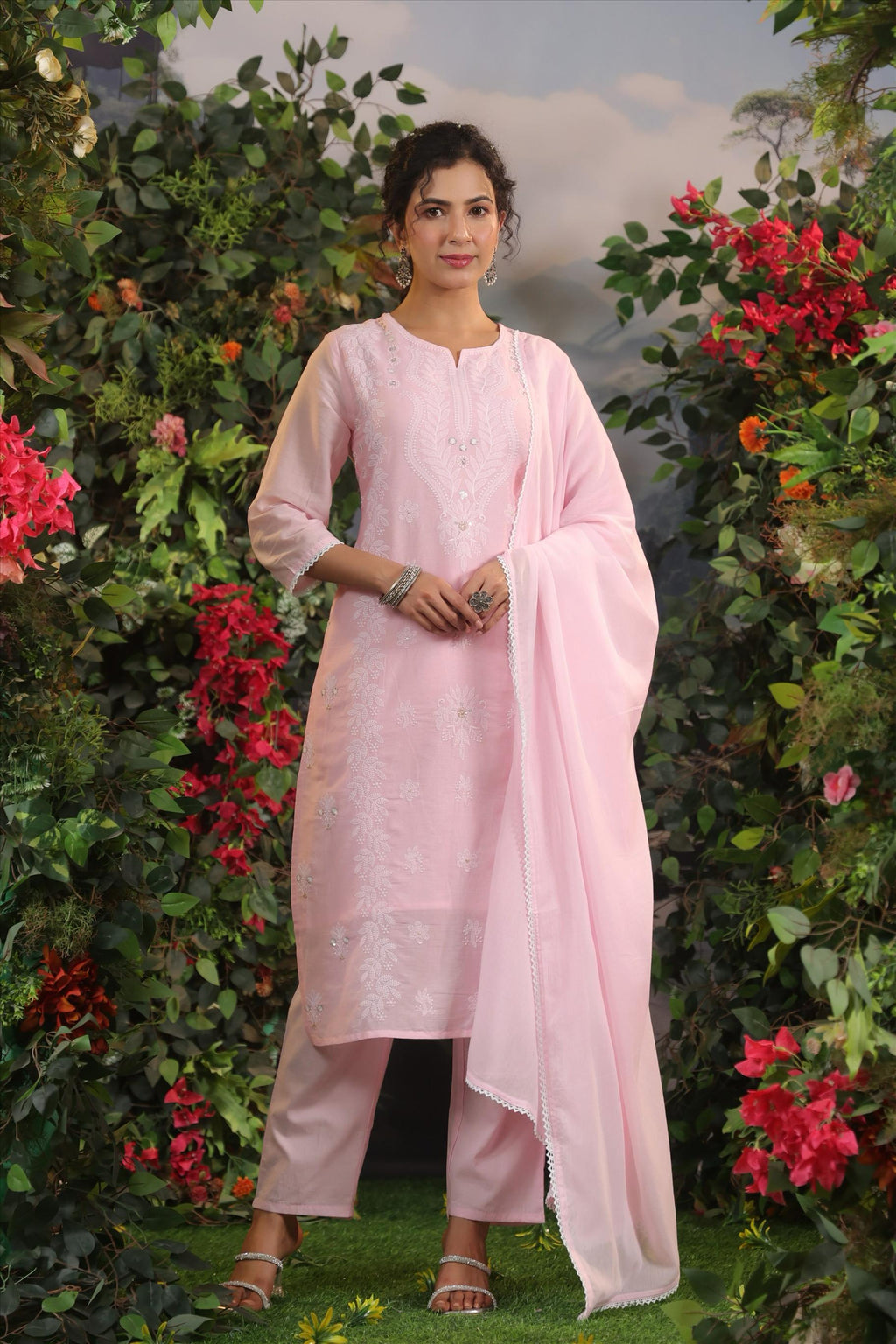 MUL COTTON SUIT IN THREAD EMBROIDERY