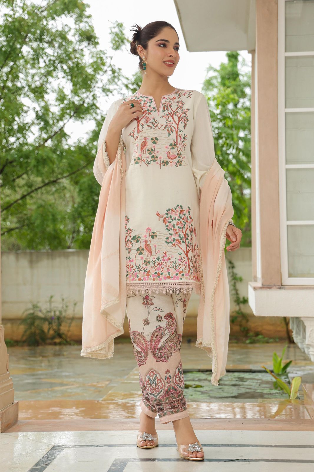 EMBROIDERED THREE PIECE SUIT SET